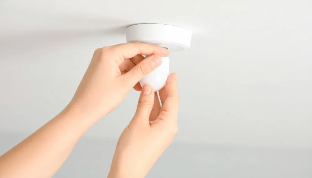 蛍光灯からLEDへの交換工事は早めに検討を